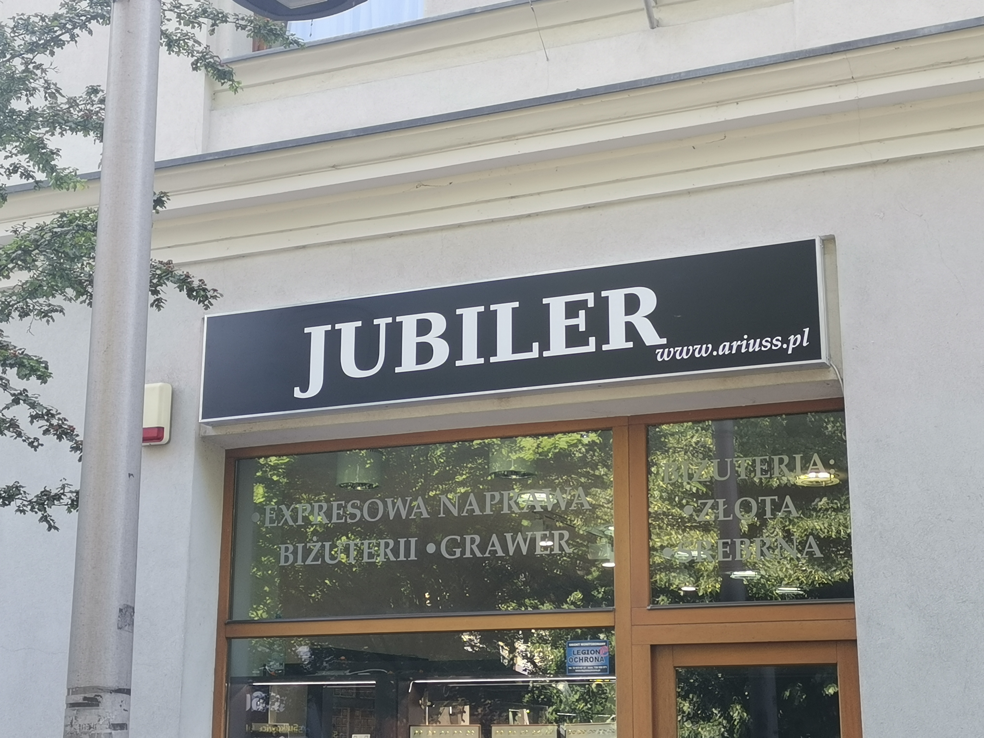 jubiler, baner jubiler, czarny baner, baner reklamowy, baner, baner z nazwą, baner z logo, baner ścienny, baner na ścianę, baner nad witryną, baner ponad witryną, kaseton, kaseton reklamowy, kaseton baner, kaseton baner nad drzwiami, kaseton baner nad witryną sklepu, kaseton z reklamą, kaseton z logo, kaseton baner dla firm, kaseton z nazwą firmy, kaseton baner czarny, kaseton baner na zewnątrz, reklamowy kaseton z logo,