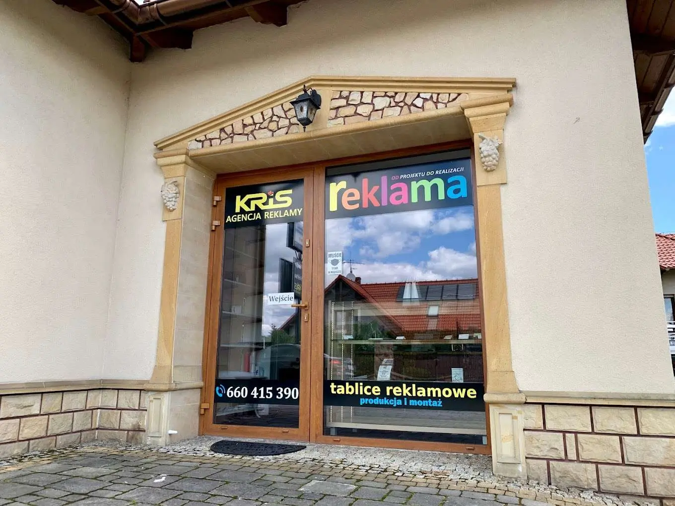Wejście do Agencji Reklamy Kris. Drzwi wejściowe. Drzwi frontowe. 