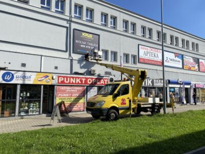 montaż banerów, montaż, montowanie banerów, montowanie baneru, zakładanie baneru, montowanie baneru na ścianę, montowanie baneru na budynku, montaż baneru na budynku, montaż baneru reklamowego na budynku, zakładanie baneru na ściany