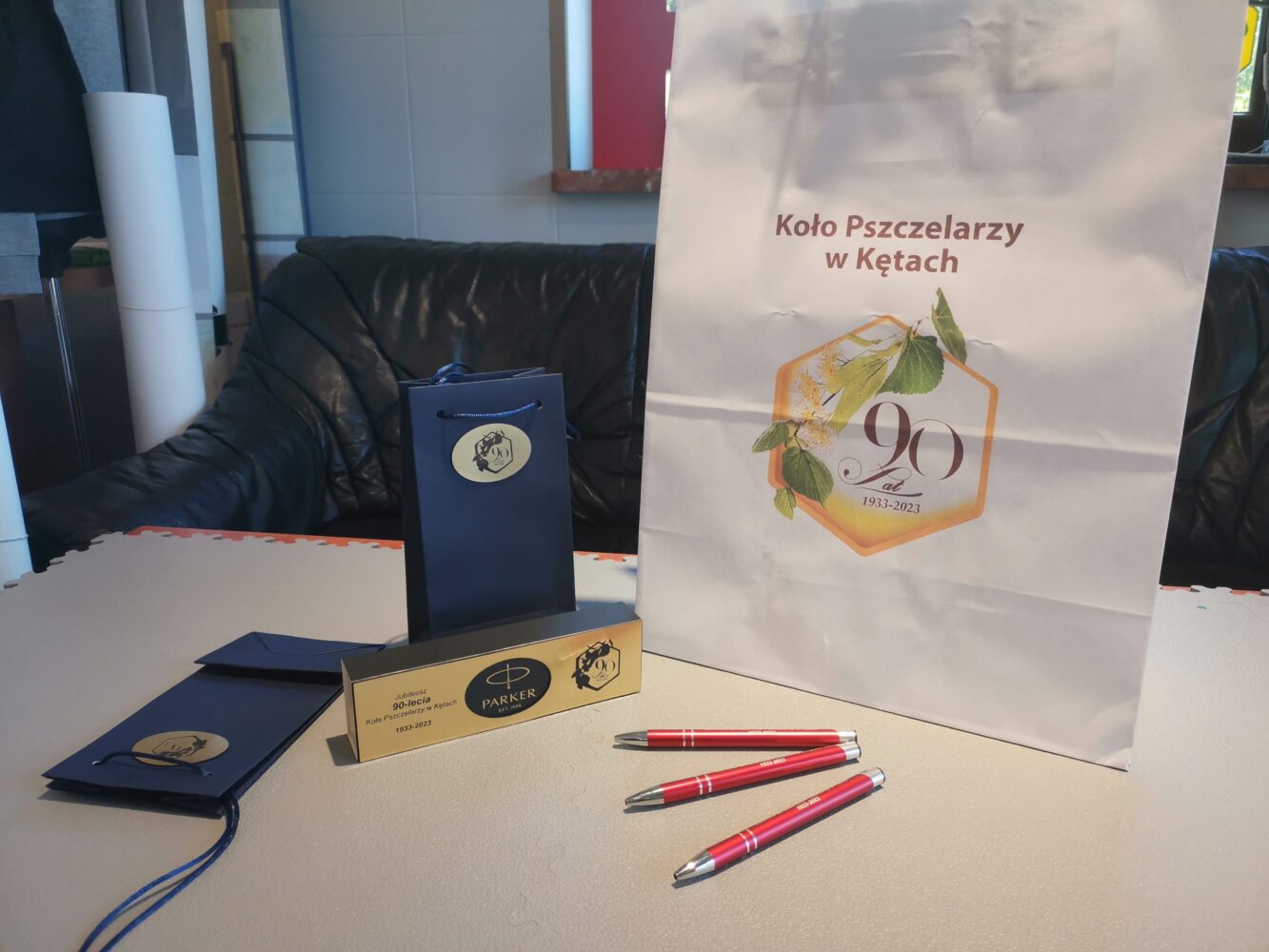 torebka z logo, torebka z reklamą, reklama drukowana na torbie papierowej, torba papierowa, torba papierowa z reklamą, torba papierowa z logo, tekst na torbie papierowej, długopisy reklamowe, długopis z nazwą, długopis z własnym tekstem, kolorowe długopisy, własne długopisy, firmowe długopisy, firmowe torby papierowe, torebki papierowe z własnym tekstem, gadżety reklamowe, gadżety dla firm, gadżety firmowe,