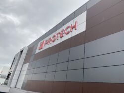litery trójwymiarowe, litery w 3D, tekst baner, tekst reklamowy w 3D, baner z tekstem 3D, baner reklamowy, baner reklamowy z trójwymiarowym tekstem, nazwa reklamowa, logo, logo w 3D, nazwa na banerze, baner z logo na zewnętrz, zewnętrzny baner reklamowy z logo, zewnętrzne litery 3D,