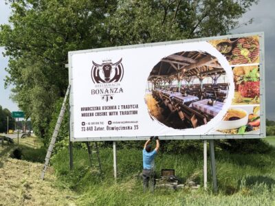 baner stojący, montaż baneru, montaż, montowanie banerów, zamontowanie banerów, baner reklamowy duży, montowanie banerów w plenerze, baner w plenerze, baner przy drodze, montaż baneru przy drodze, baner do wynajęcia, wynajem baneru, wynajem banerów reklamowych, wynajmę baner reklamowy, baner na zlecenie, własna grafika na banerze
