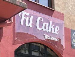 litery z pleksi, Fu Cake Wadowice, baner nad drzwiami, baner reklamowy, baner, ścienny baner, baner z nazwą, baner nad drzwiami wejściowymi, tekst na banerze, baner z własną nazwą, baner z własnym tekstem, nazwa firmowa na banerze, logo, logo na banerze, baner z logo,
