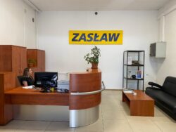 baner reklamowy, baner, Zasław, baner Zasław, baner na ścianę, baner ścienny, baner z logo, baner logo, baner ze znakiem, baner z nazwą, baner wewnętrzny, kaseton, kaseton reklama, reklama firmy, baner reklama, reklama zasław, baner do biura, baner reklamowy dla firm, firmowe logo baner, firmowe logo na ścianę, firmowe logo ścienne, symbol firmy na ścianę, nazwa firmy na ścianę, logo na ścianę w pomieszczeniu, baner żółty, żółty baner zasław, niebiesko żółty baner, żółte logo, kaseton reklamowy, reklama firmowa,