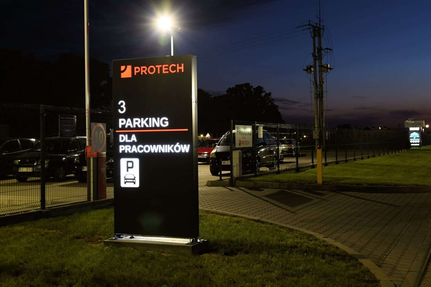 pylon reklamowy, reklama outdoor, logo podświetlane, reklama Andrychów