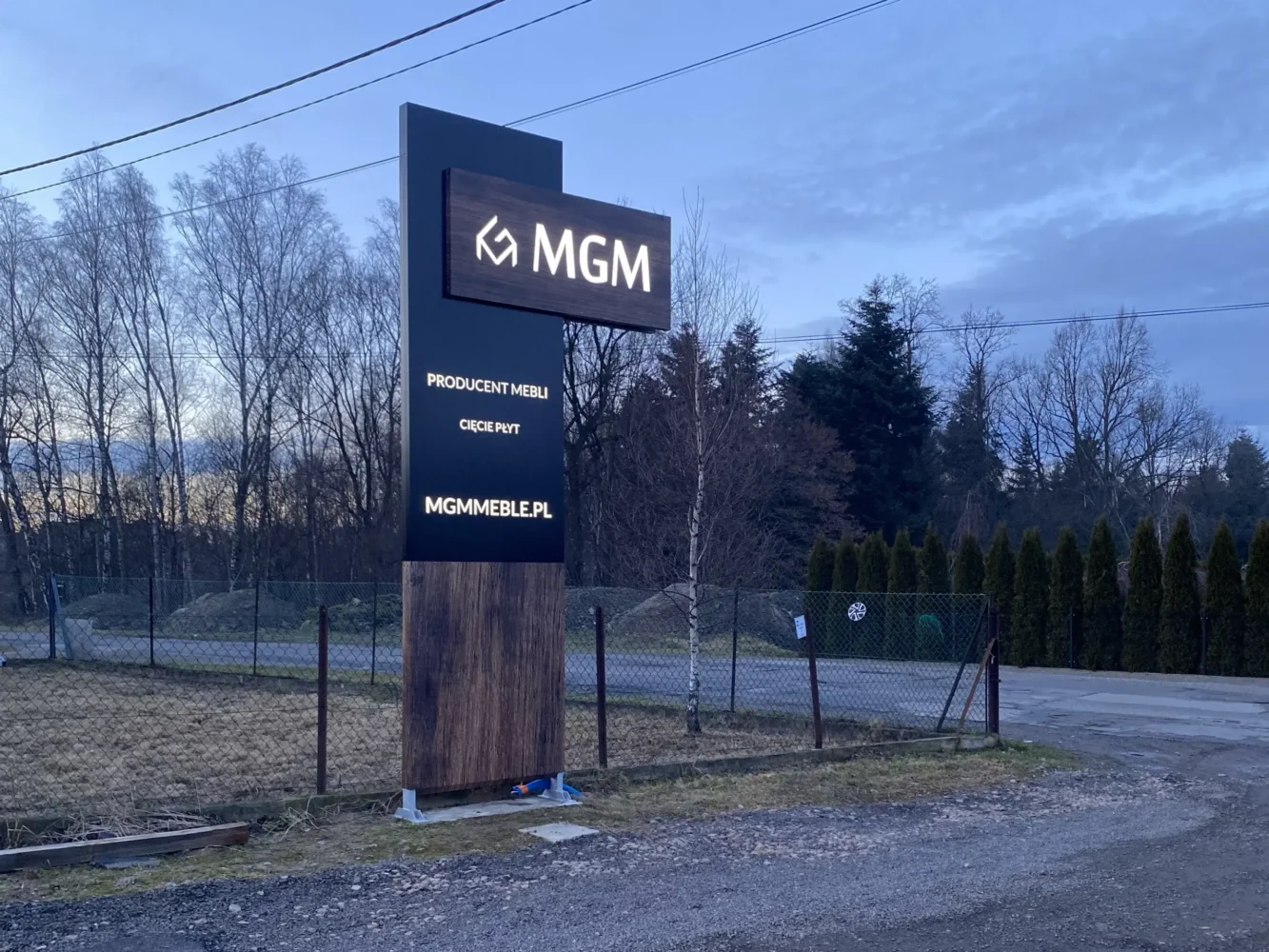 reklama outdoor, reklama wielkoformatowa, pylon, projekt graficzny